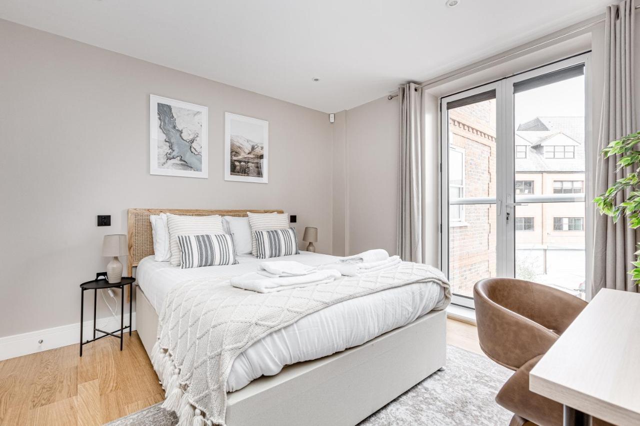 Charming 1 Bedroom Apt , Town Centre, Wifi, Free Parking By Tent Serviced Apartments Staines-upon-Thames Esterno foto