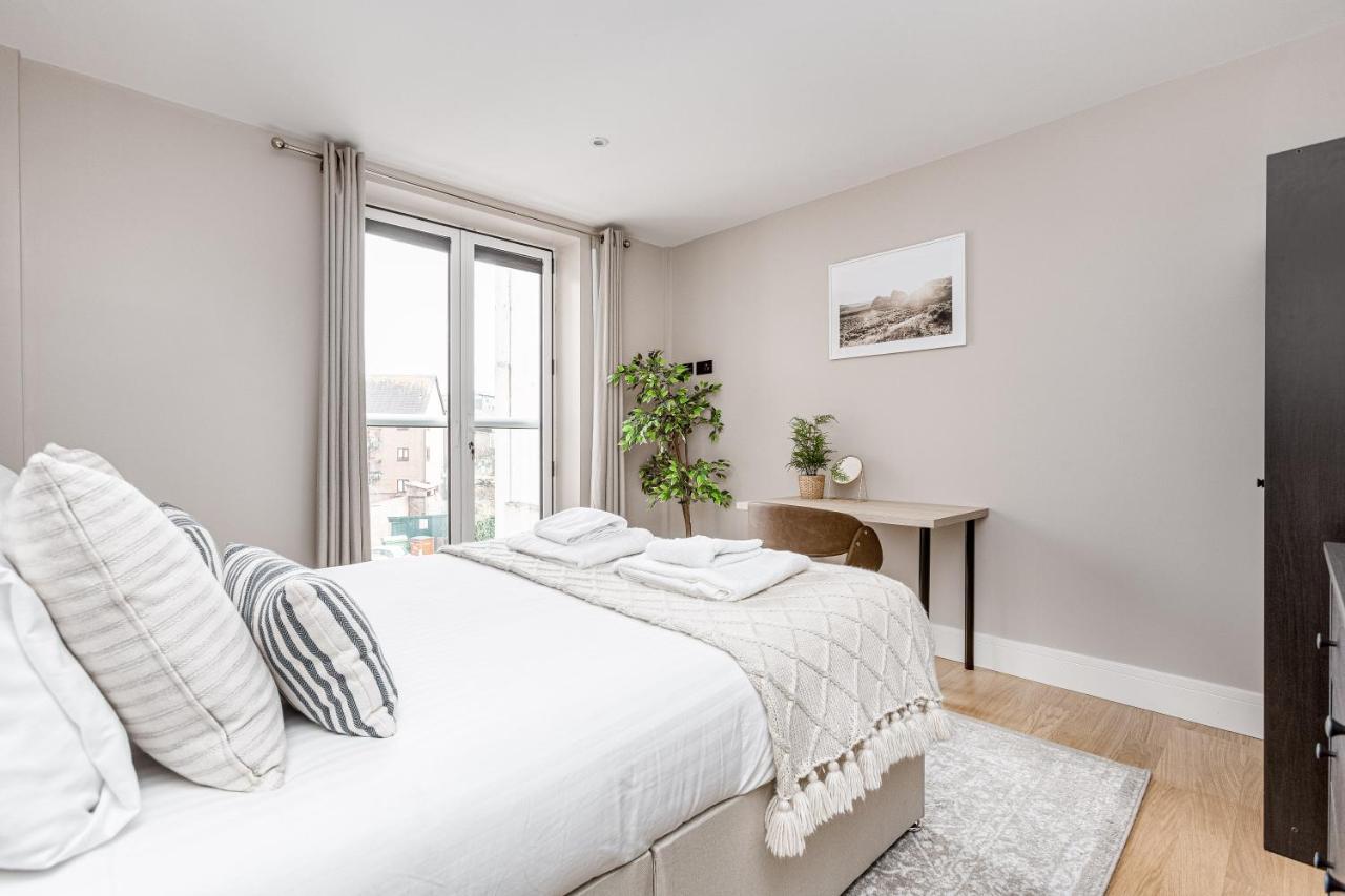Charming 1 Bedroom Apt , Town Centre, Wifi, Free Parking By Tent Serviced Apartments Staines-upon-Thames Esterno foto